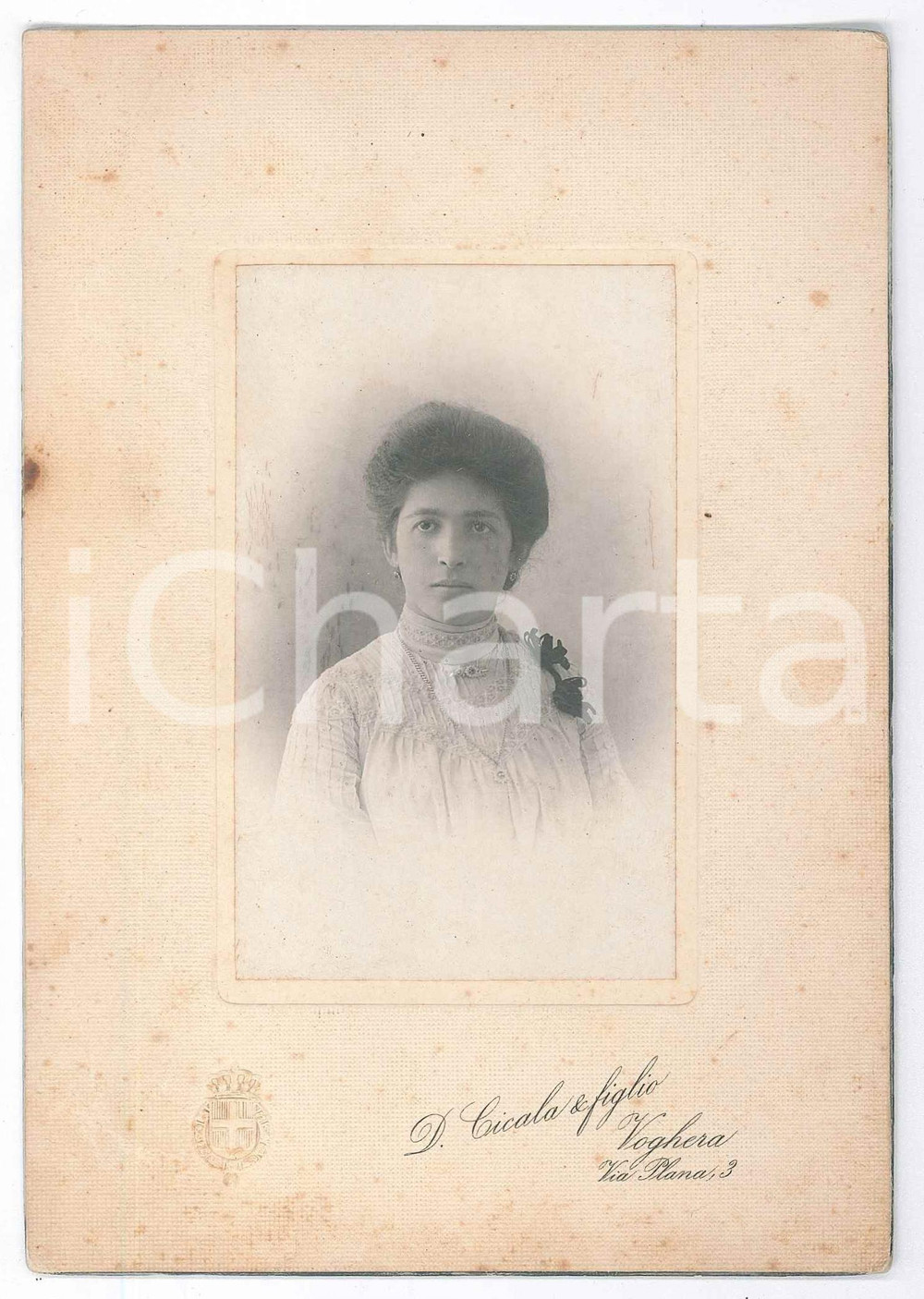Fotografia d epoca originale 1900 ca VOGHERA PV Donna in abito chiaro  Foto D. CICALA 11x16 cm 1
