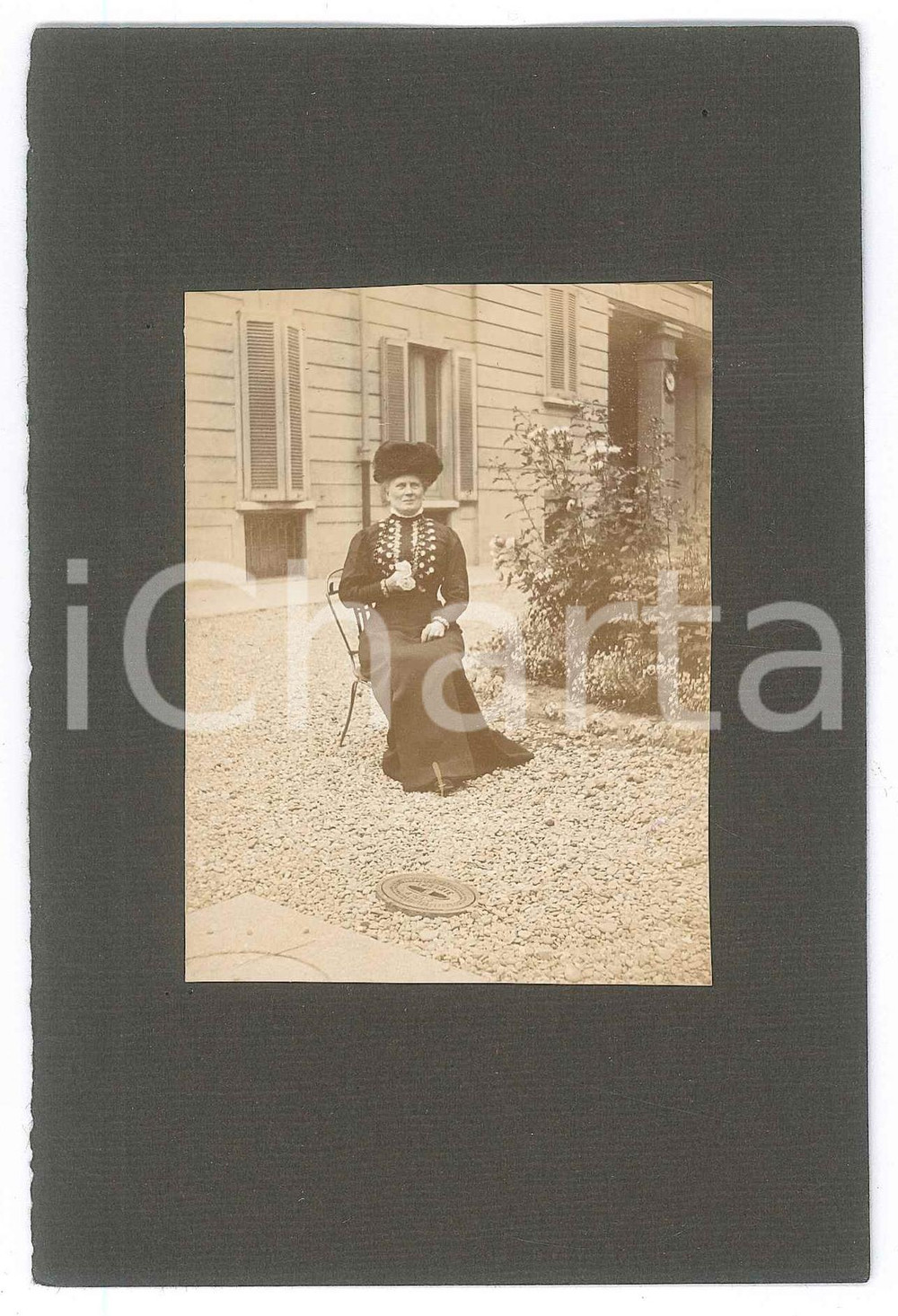 Fotografia d epoca originale 1900 ca ITALIA Anziana nobildonna in cortile  Foto anonima 10x15 cm 1