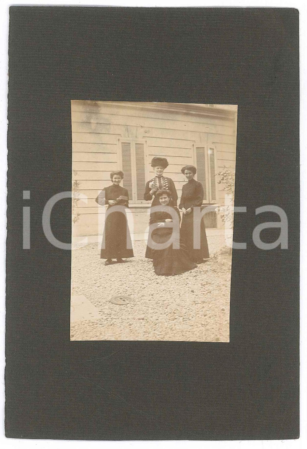 Fotografia d epoca originale 1900 ca ITALIA Anziana nobildonna in cortile con le figlie 2 Foto anonima 1