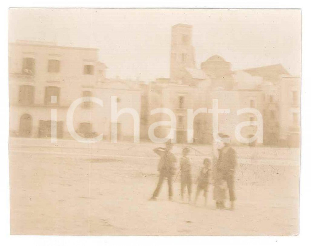 Fotografia d epoca originale 1900 ca ITALIA Bambini sulla piazza di un paese  Fotografia anonima 8x6 cm 1