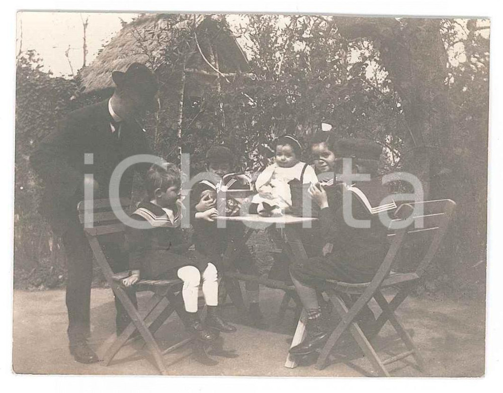 Fotografia d epoca originale 1900 ca ITALIA Bambini durante una merenda in giardino  Fotografia anonima 8x6 1