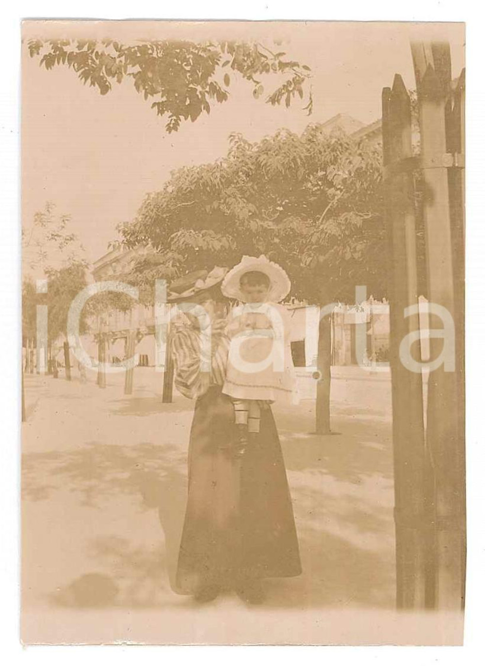 Fotografia d epoca originale 1900 ca ITALIA Donna con bambina in braccio  Fotografia anonima 6x9 1