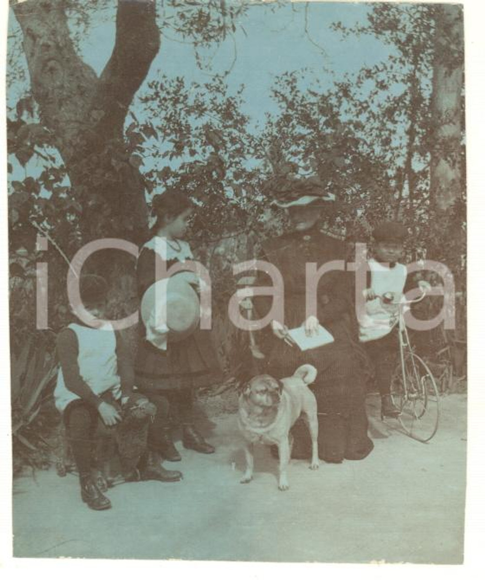 Fotografia d epoca originale 1900 ca ITALIA Nonna e nipoti in giardino con un cane  Foto anonima 6x8 cm 1