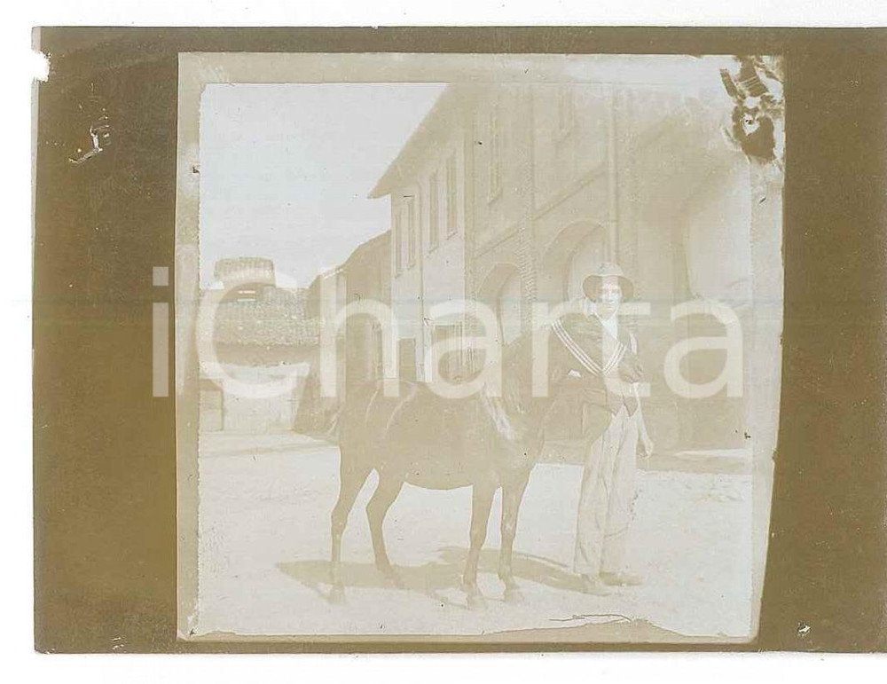 Fotografia d epoca originale 1900 ca ITALIA Giovane in cascina con il suo pony  Fotografia anonima 9x6 1