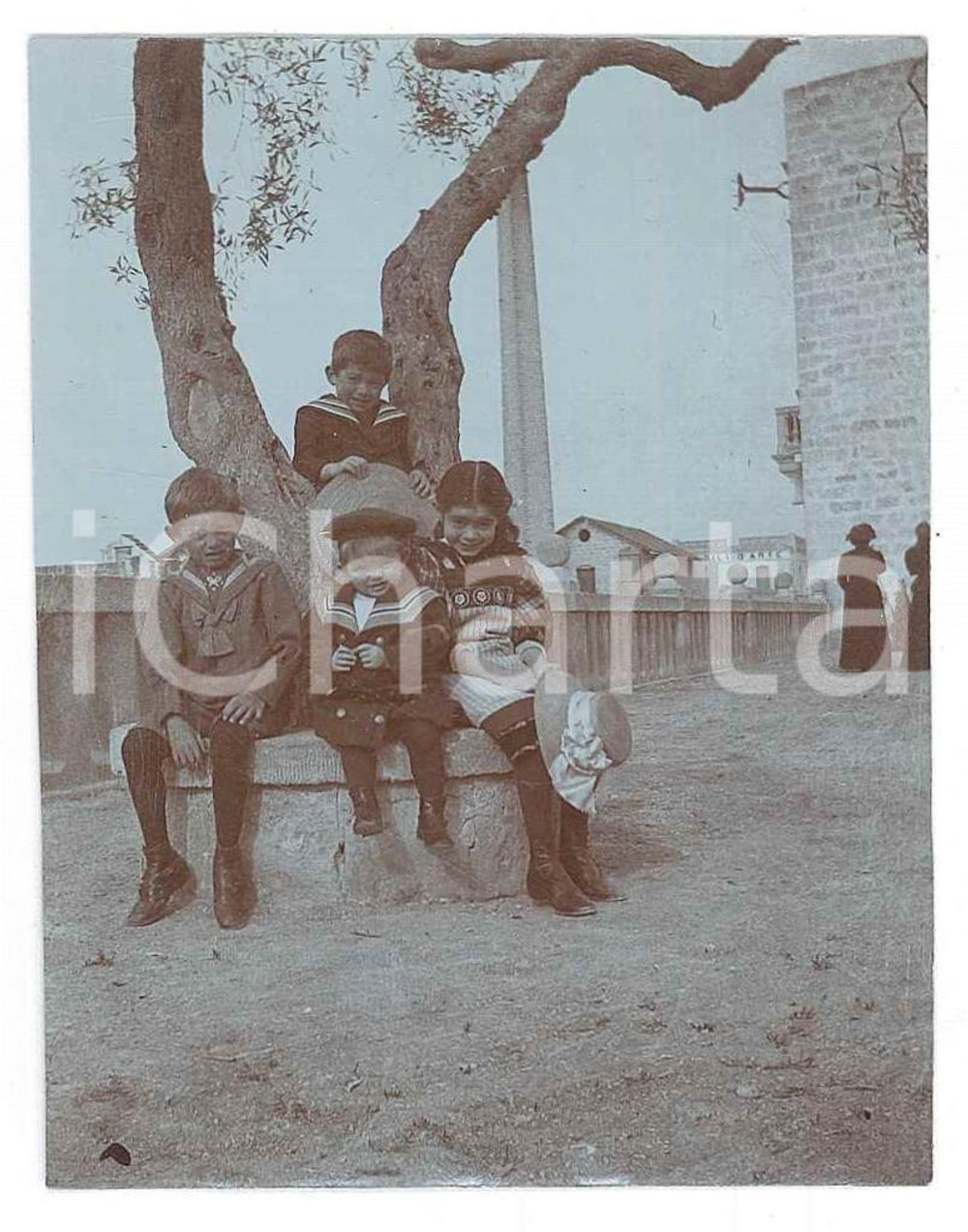 Fotografia d epoca originale 1900 ca ITALIA Bambini in un giardino pubblico  Foto anonima 6x8 cm 1