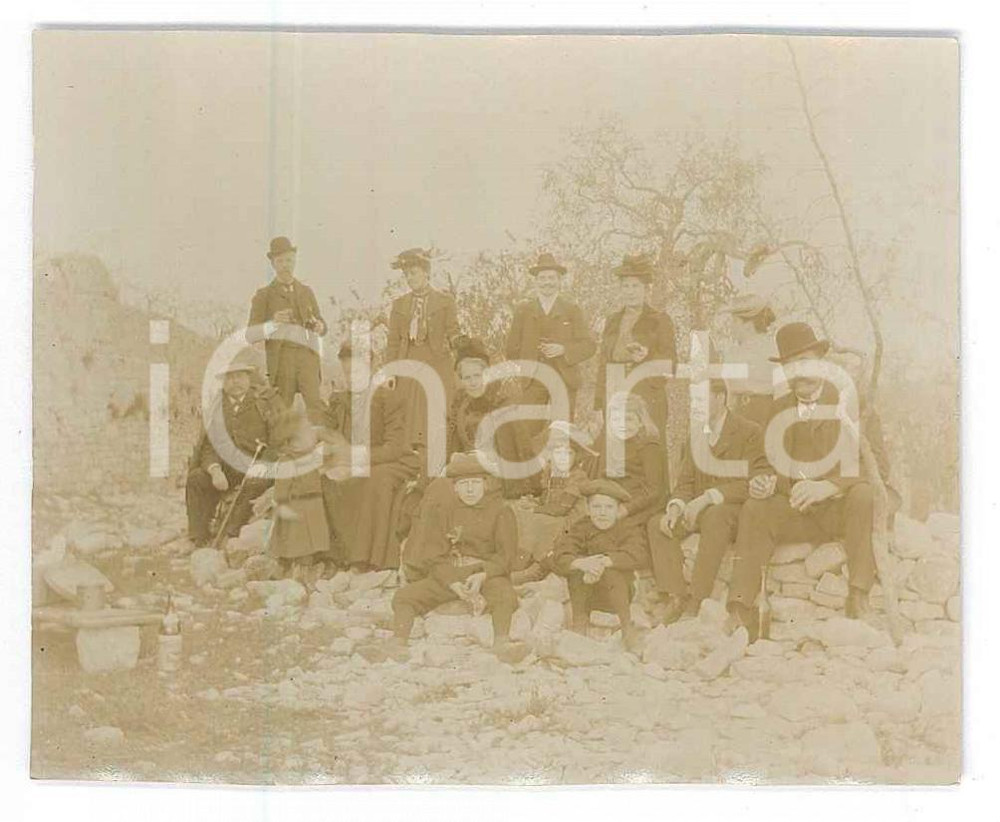 Fotografia d epoca originale 1900 ca ITALIA Ritratto di famiglia in campagna  Fotografia anonima 8x6 1