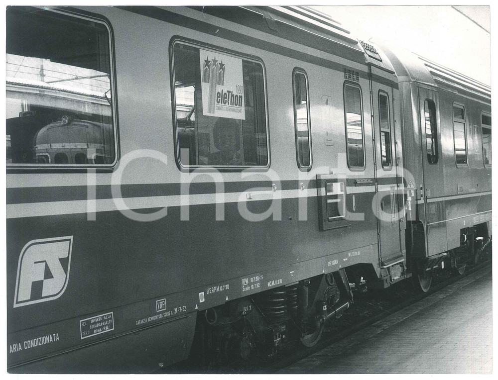 Fotografia d epoca originale 1990 FERROVIE DELLO STATO  TRENITALIA  Treno sponsor TELETHON Foto 24x18 1