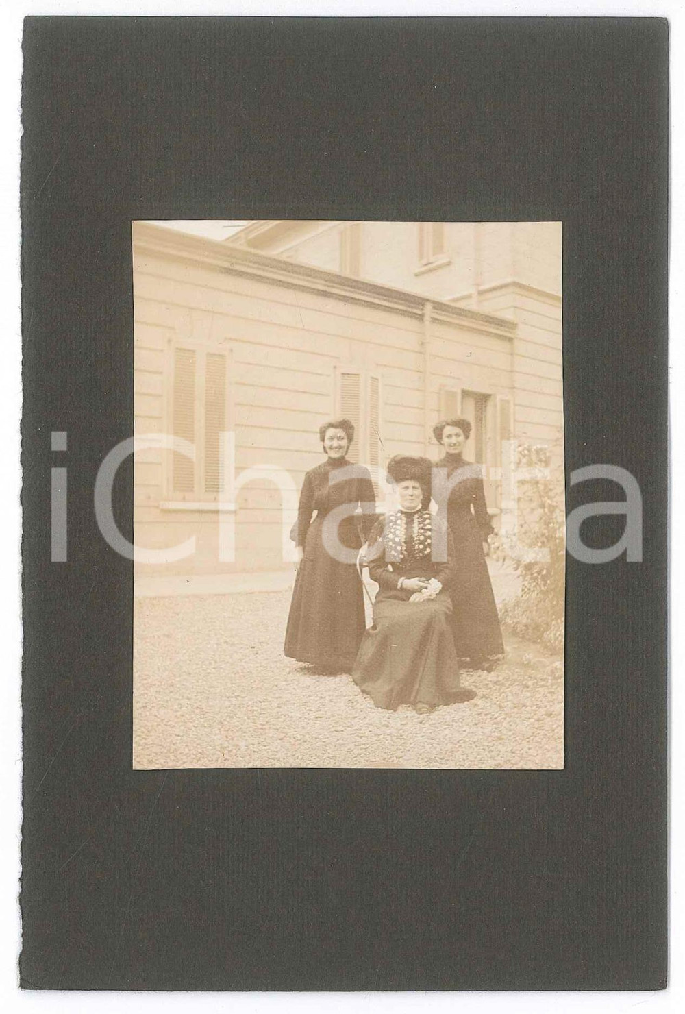 1900 ca ITALIA Anziana nobildonna in cortile con le figlie - Foto anonima 10x15  Fotografia originale d'epoca, montata su cartoncino morbido.  GOOD/buono  Formato: 10x15 cm originale e autentica 1