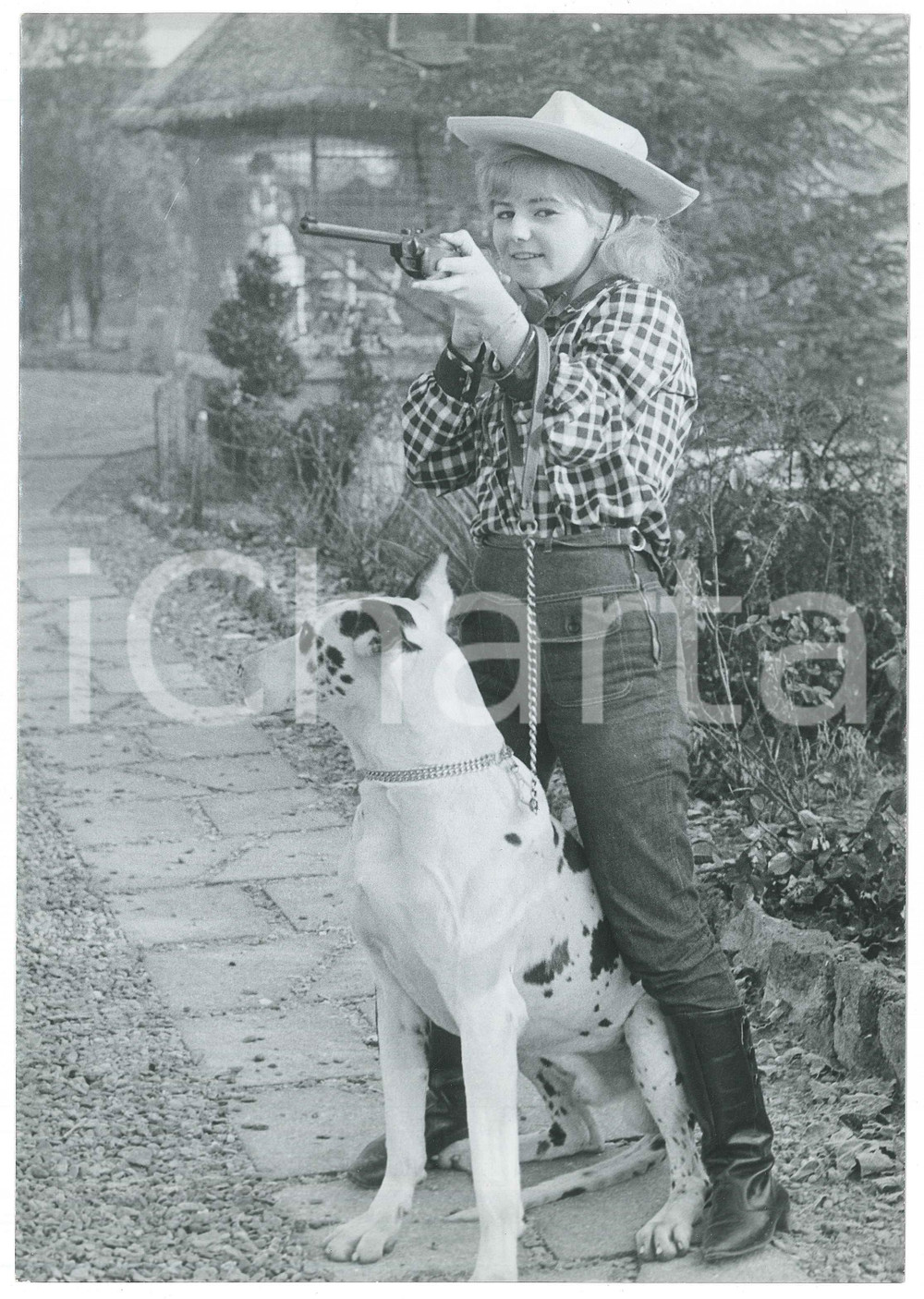 Fotografia d epoca originale 1960 ca FRANCE Chanteuse PEGGY Evelyn LESOURD cowgirl avec son chien Photo 1