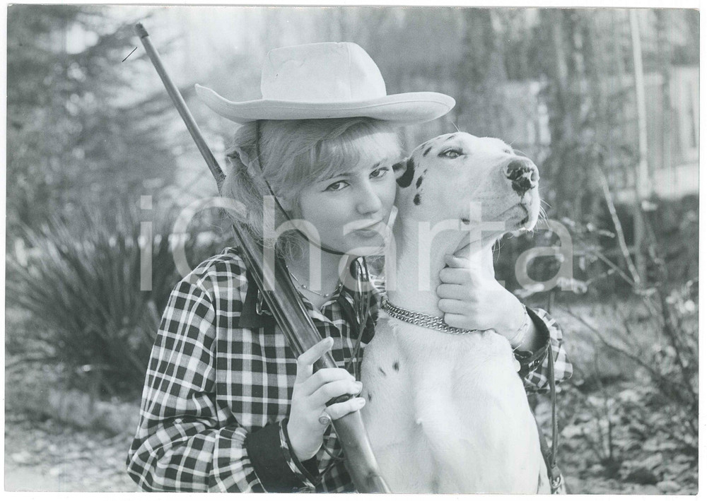 Fotografia d epoca originale 1960 ca FRANCE Chanteuse PEGGY Evelyn LESOURD cowgirl avec son chien Photo 2 1