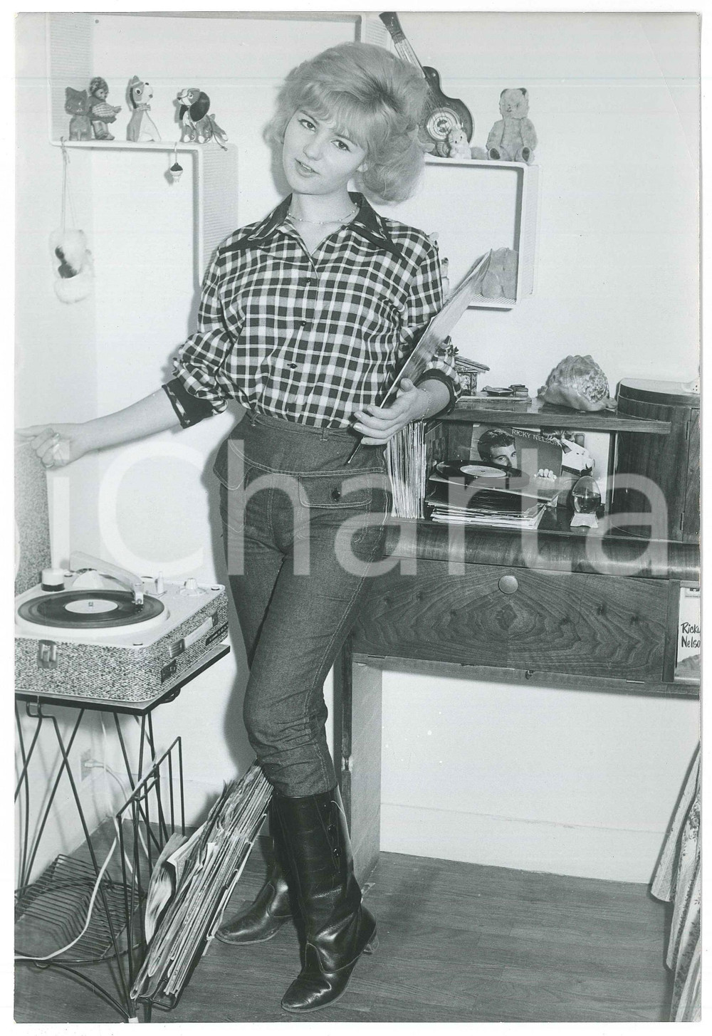 Fotografia d epoca originale 1960 ca FRANCE Chanteuse PEGGY Evelyn LESOURD avec son tournedisque Photo 1