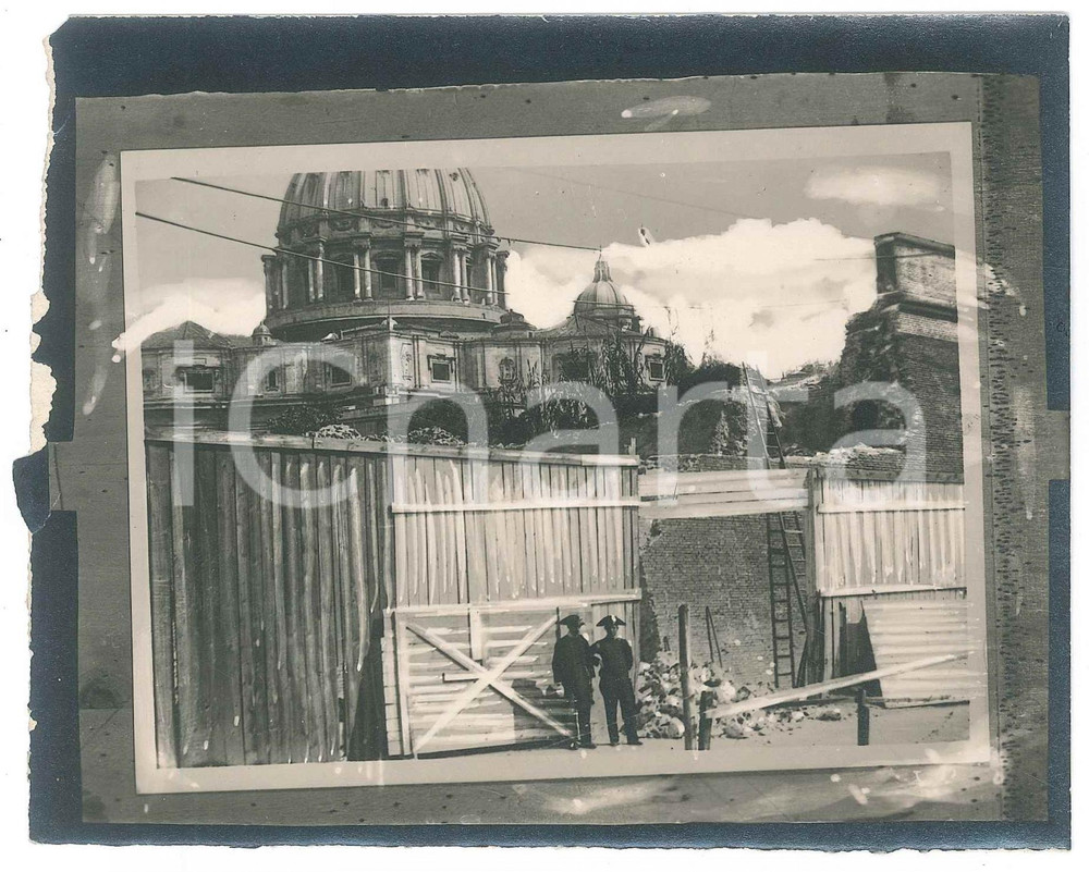 Fotografia d epoca originale 1935 ca CITTA  DEL VATICANO Carabinieri a guardia di un cantiere Foto 15x12 cm 1
