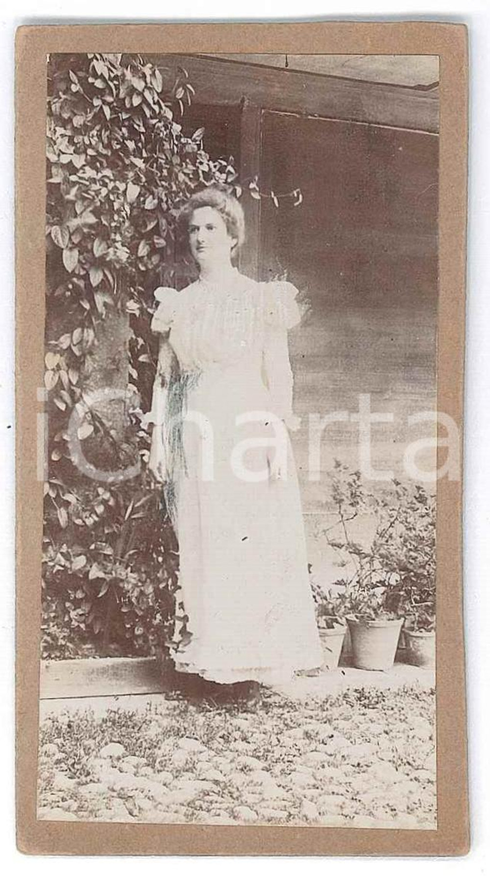 Fotografia d epoca originale 1900 ca COSTUME ITALIA Donna in cortile in abito bianco Foto 5x9 cm 1