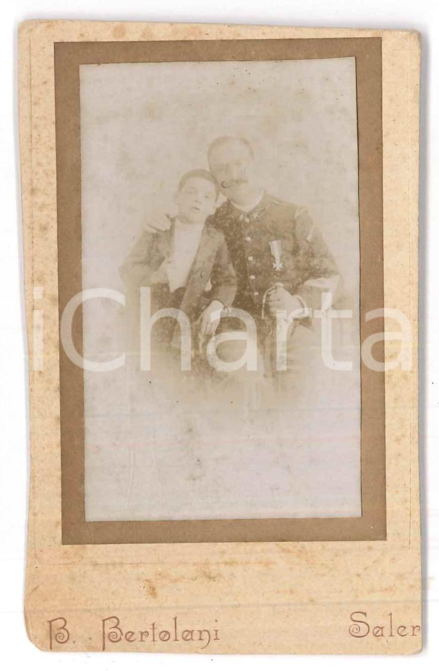 Fotografia d epoca originale 1885 ca SALERNO Ufficiale con il figlio bambino Foto BERTOLANI CDV 1