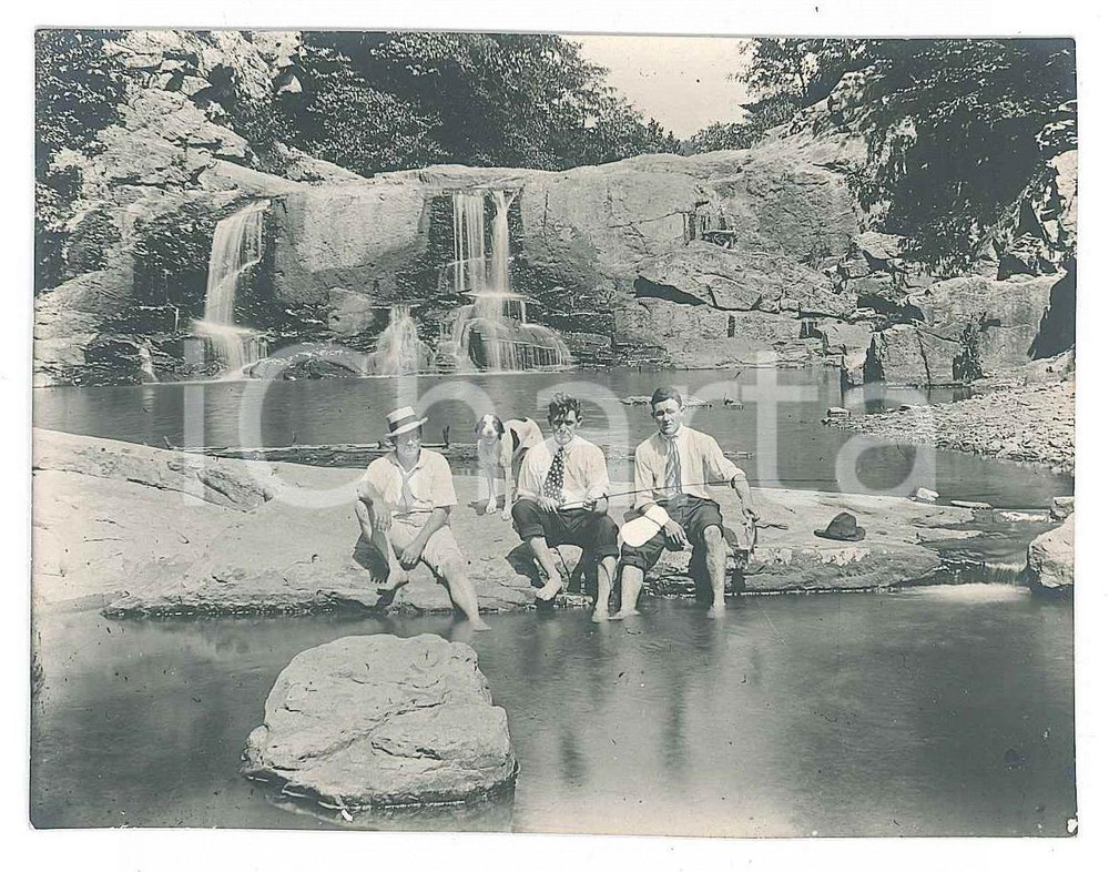 Fotografia d epoca originale 1925 ca s. l. ESCURSIONISMO Tre uomini tra le cascate con il cane  Foto 10x7 cm 1