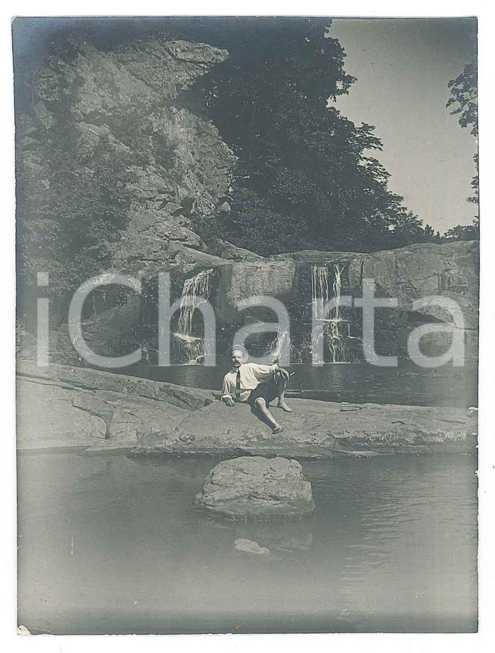 Fotografia d epoca originale 1925 ca s. l. ESCURSIONISMO Uomo tra le cascate  Foto VINTAGE 7x10 cm 1