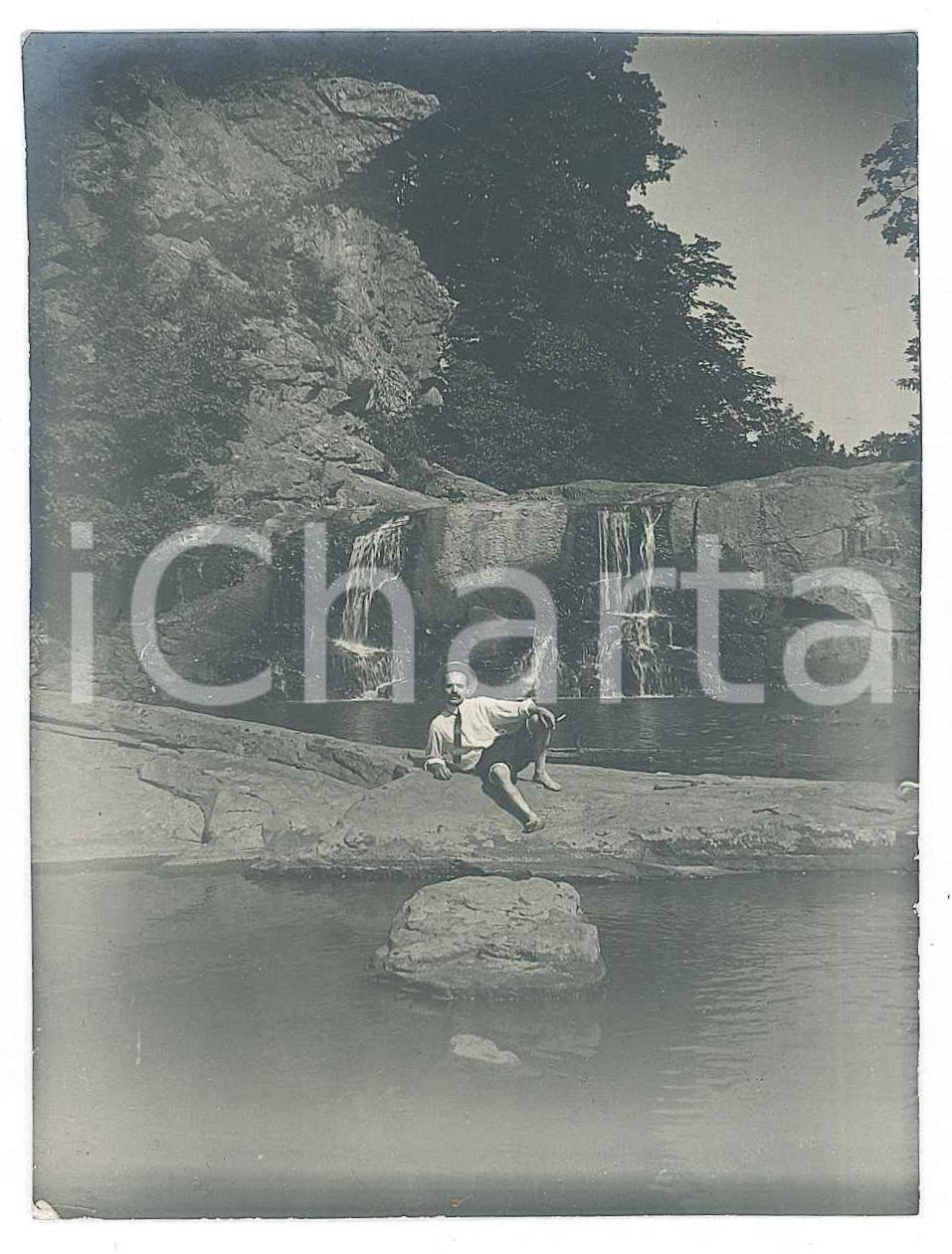 Fotografia d epoca originale 1925 ca s. l. ESCURSIONISMO Uomo tra le cascate  Foto VINTAGE 7x10 cm 1