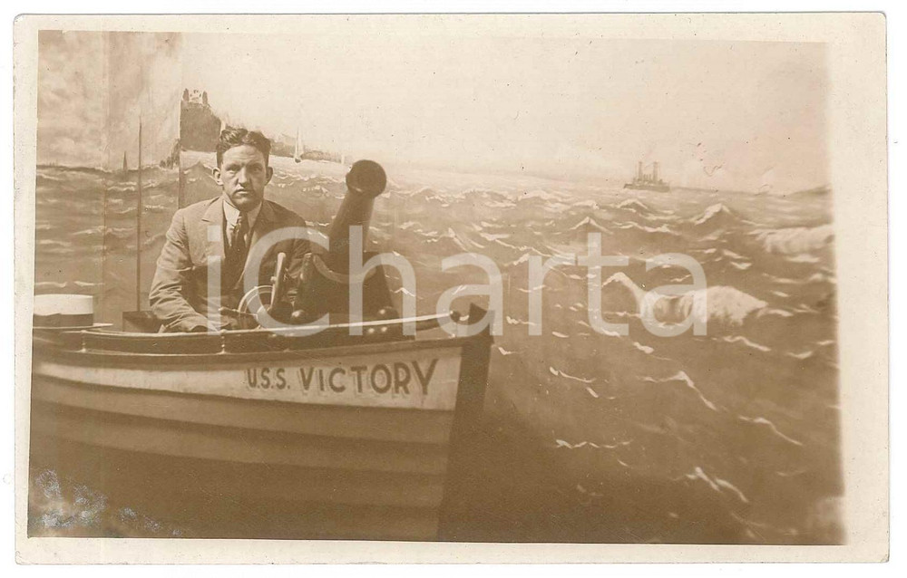 Fotografia d epoca originale 1920 ca s. l. Giovane uomo su U.S.S. VICTORY  FOTOMONTAGGIO Foto 14x9 cm 1
