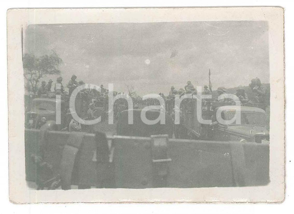 Fotografia d epoca originale 1915 ca WW1 ZONA DI GUERRA Colonna militare in attesa della partenza Foto 9x7 1