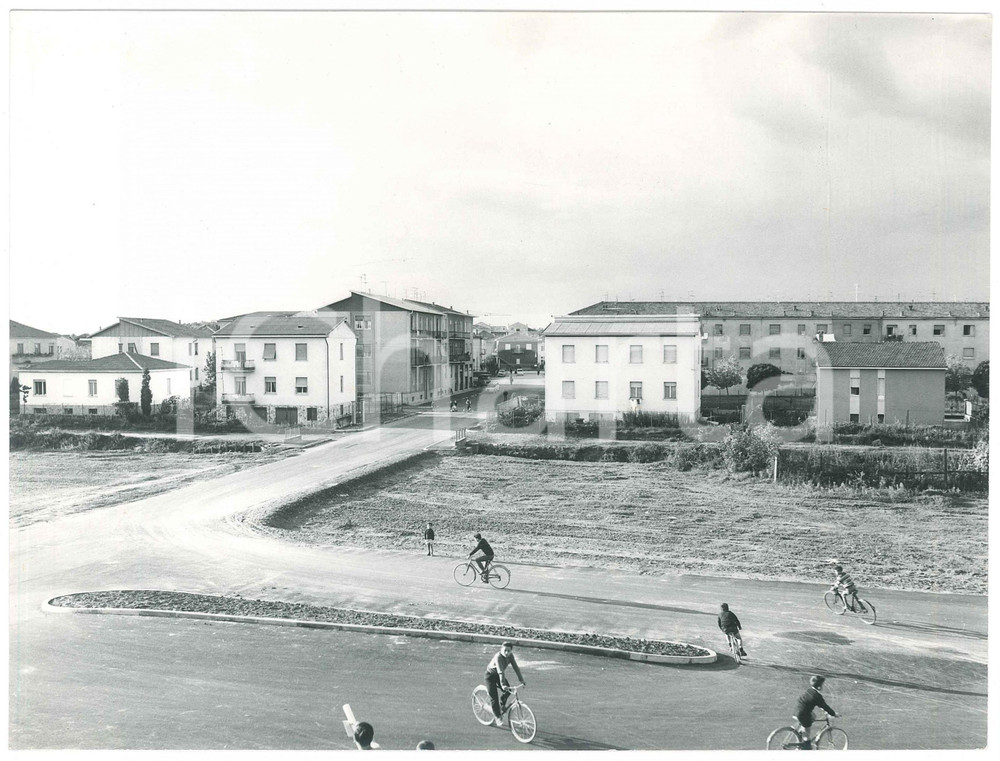 Fotografia d epoca originale 1960 ca PAVIA Via Capri  Lavori  Foto animata bambini in bici 24x18 cm 1