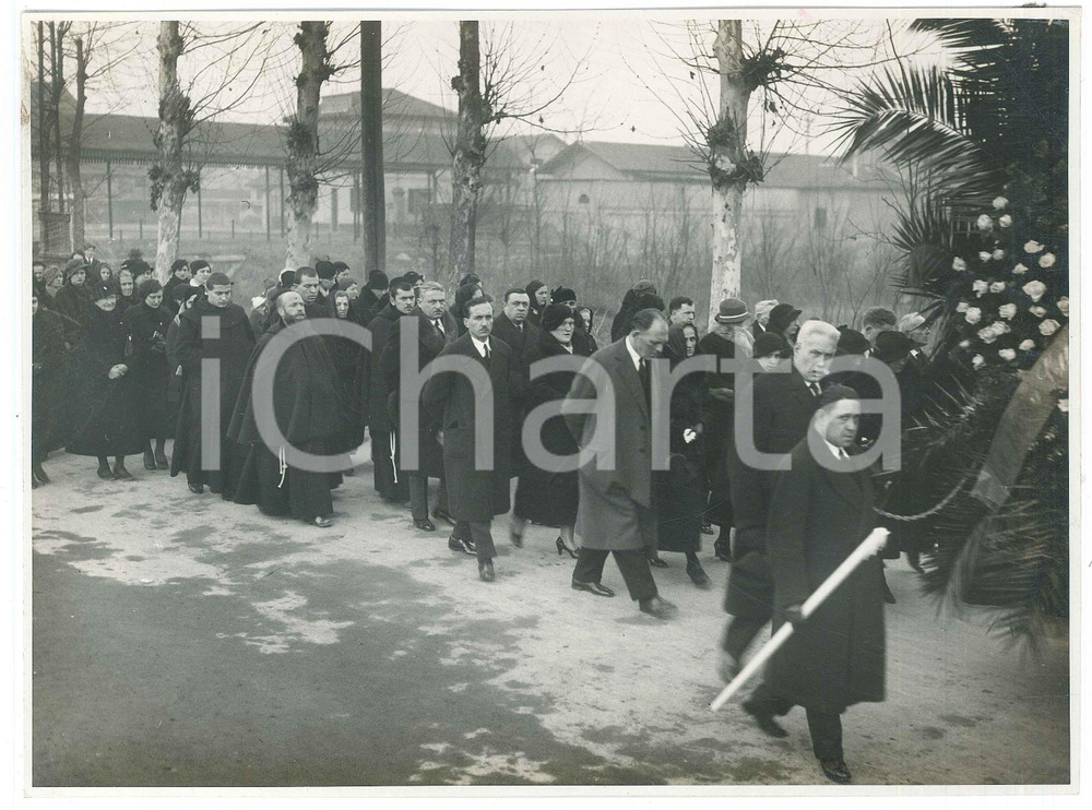 Fotografia d epoca originale 1930 ca LEGNANO Funerali Gaspare FERRARIO panettiere  Arrivo al cimitero 2 1