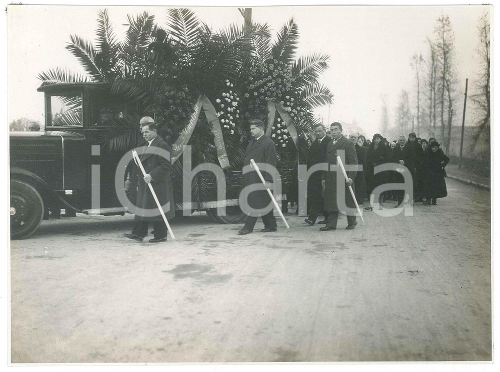 Fotografia d epoca originale 1930 ca LEGNANO Funerali Gaspare FERRARIO panettiere  Arrivo al cimitero Foto 1