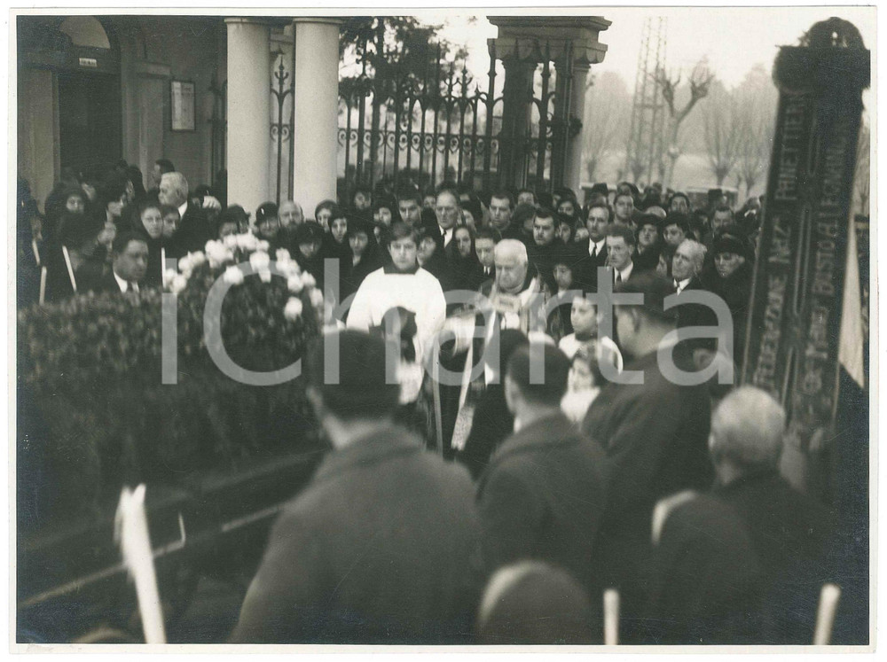 Fotografia d epoca originale 1930 ca LEGNANO Funerali Gaspare FERRARIO panettiere  Arrivo al cimitero 4 1