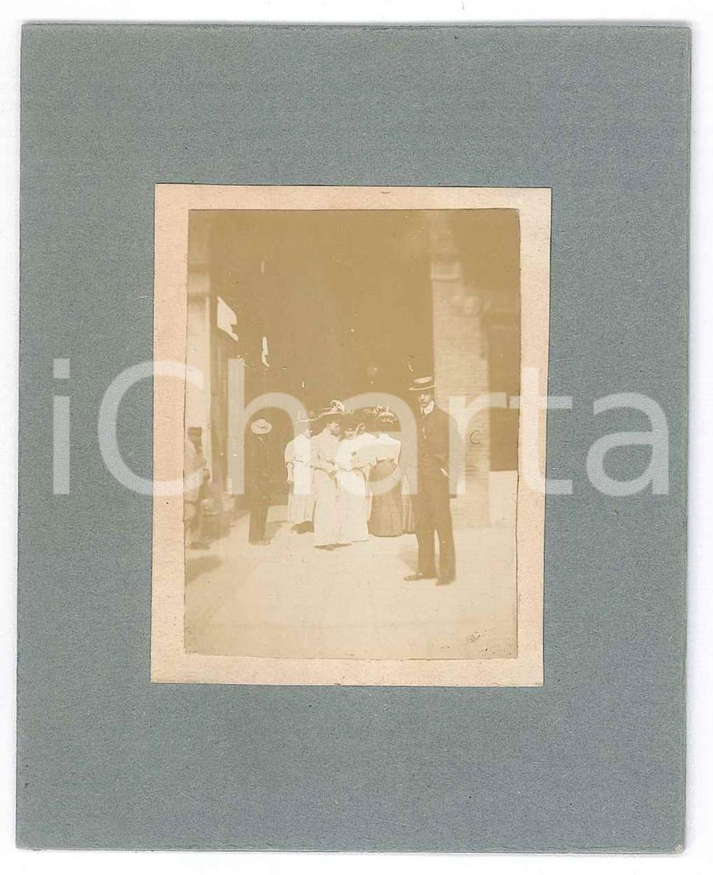 Fotografia d epoca originale 1910 ca ITALIA  Ritratto di gruppo sotto un porticato  Foto anonima 8x10 cm 1