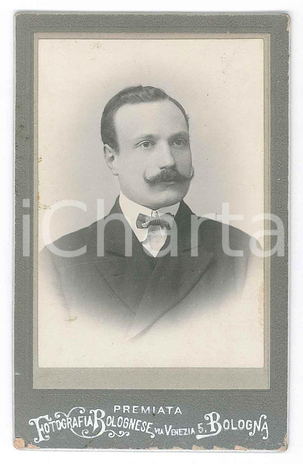 Fotografia d epoca originale 1900 ca BOLOGNA Ritratto maschile  Busto  Foto Bolognese CDV 1