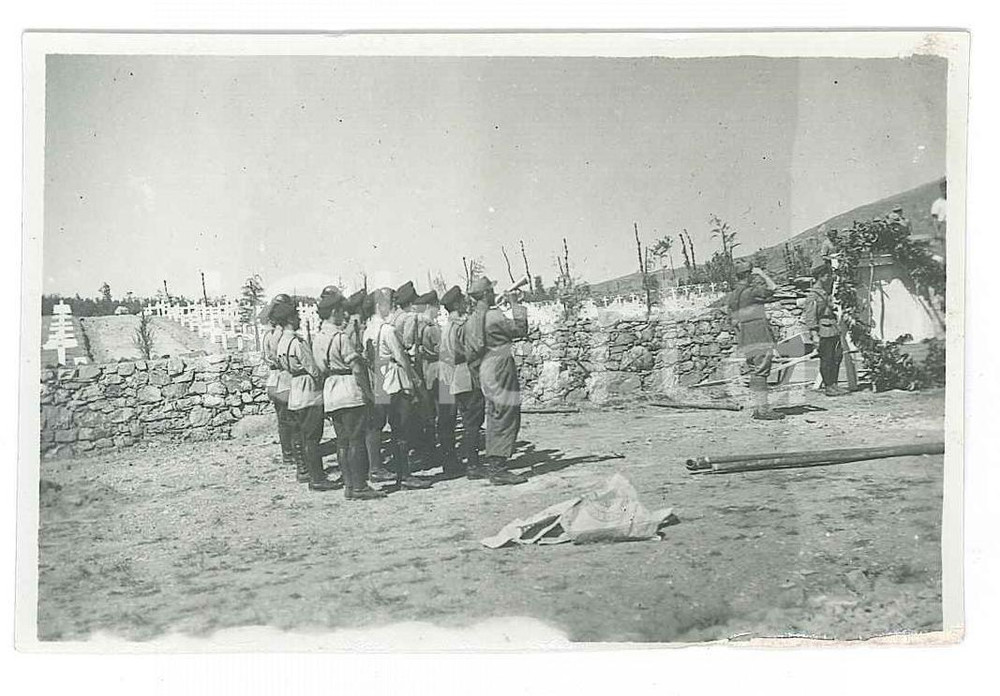 Fotografia d epoca originale 1940 ca s.l. Cimitero di guerra  Cerimonia militare Foto 9x6 cm 1