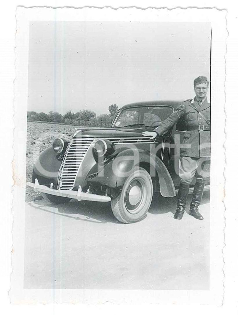 Fotografia d epoca originale 1950 ca ITALIA Militare in posa con FIAT 1100 B Foto anonima 6x8 cm 1