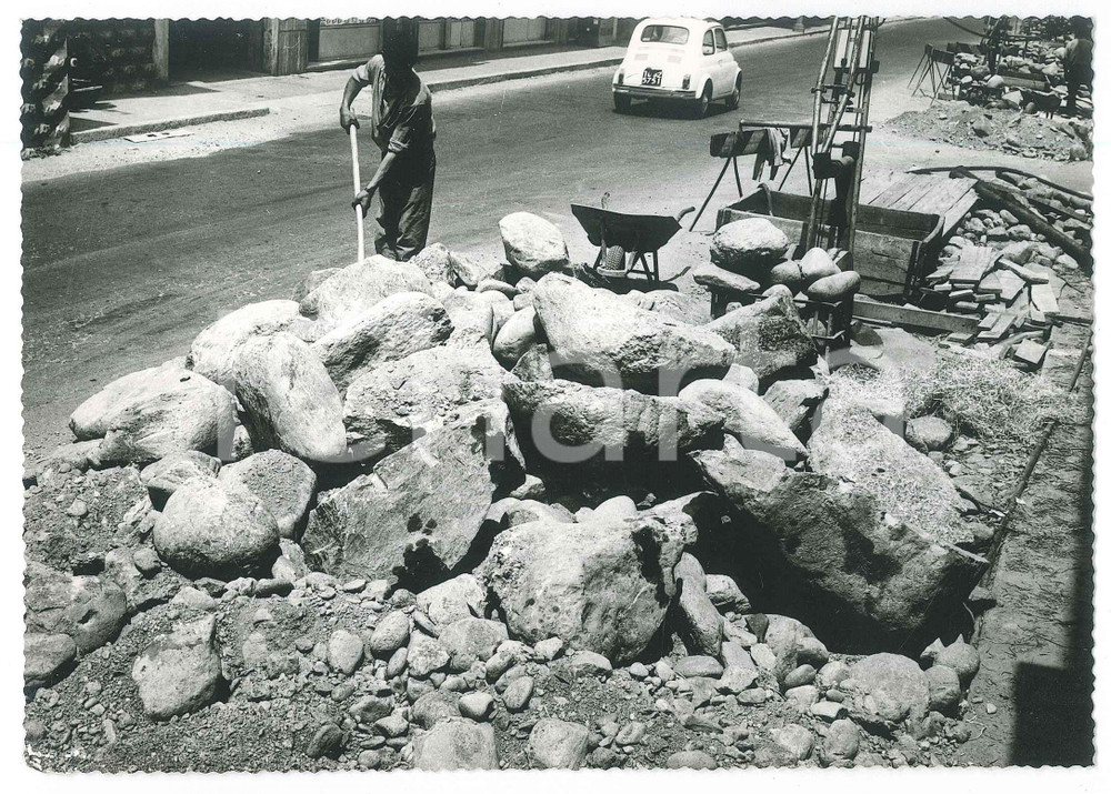 Fotografia d epoca originale 1967 ALPIGNANO TO Cantiere  Operaio al lavoro tra i massi  Foto 18x13 cm 1