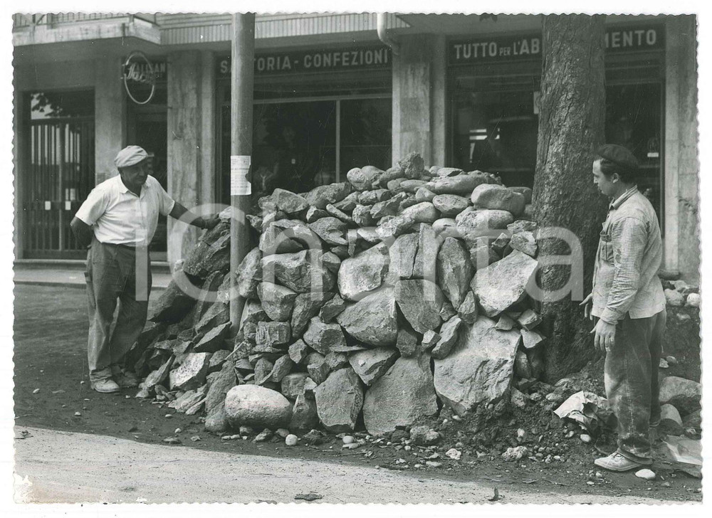 Fotografia d epoca originale 1967 ALPIGNANO TO Cantiere  Lavori stradali 7 Foto ANIMATA operai 18x13 cm 1