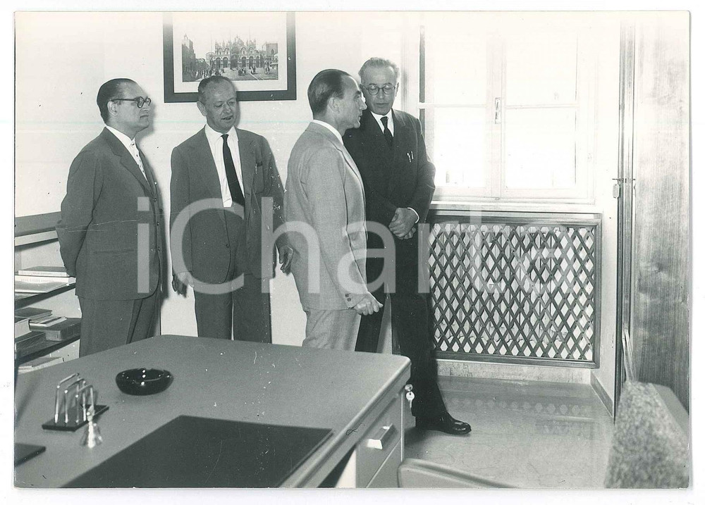 Fotografia d epoca originale 1950 ca VALEGGIO SUL MINCIO VR AutoritÃ  in visita 3 Foto 15x10 cm 1