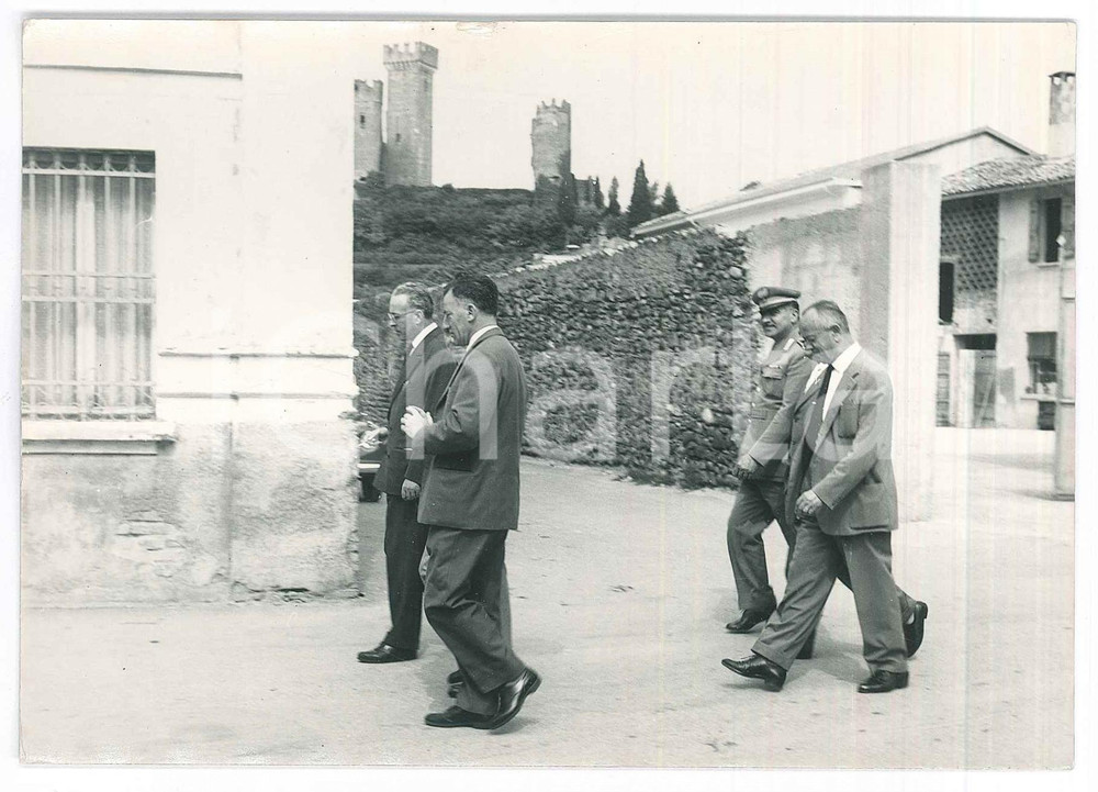 Fotografia d epoca originale 1950 ca VALEGGIO SUL MINCIO VR AutoritÃ  in visita 4 Foto 15x10 cm 1