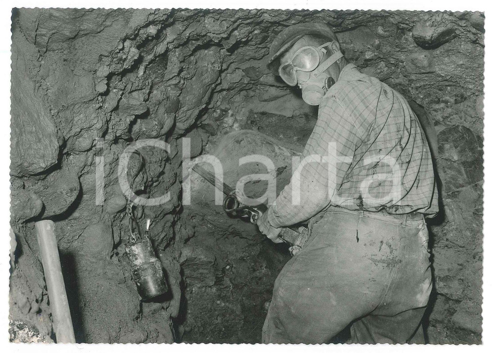 Fotografia d epoca originale 1967 ALPIGNANO TO Cantiere  Scavo di un tunnel  Operaio Foto 18x13 cm 1