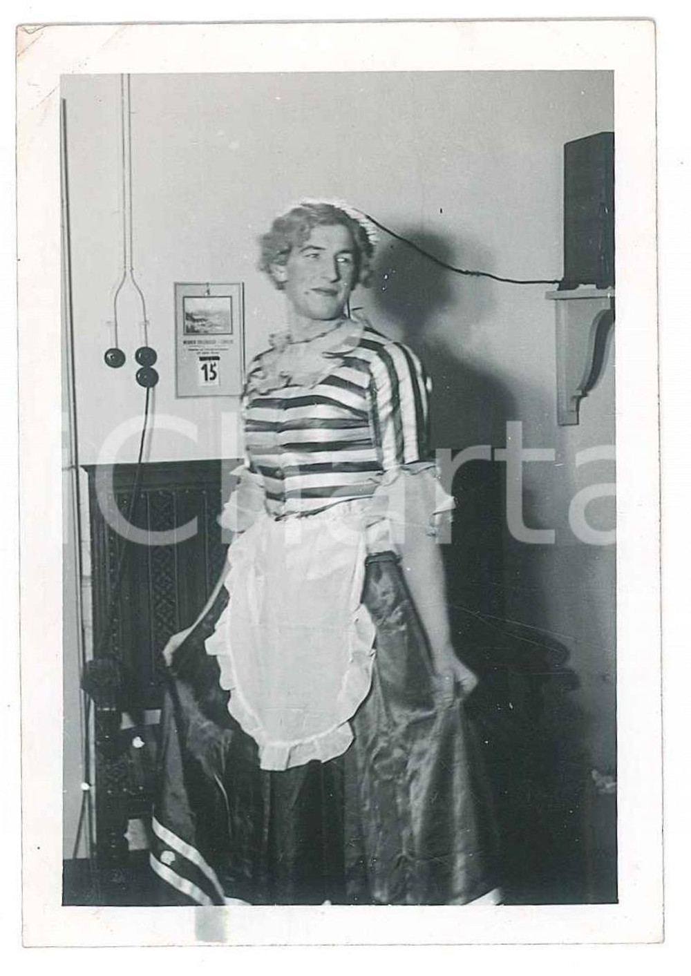 Fotografia d epoca originale 1940 ca WW2 GERMANIA  CARNEVALE  Soldato in costume da cameriera Foto 6x9 cm 1