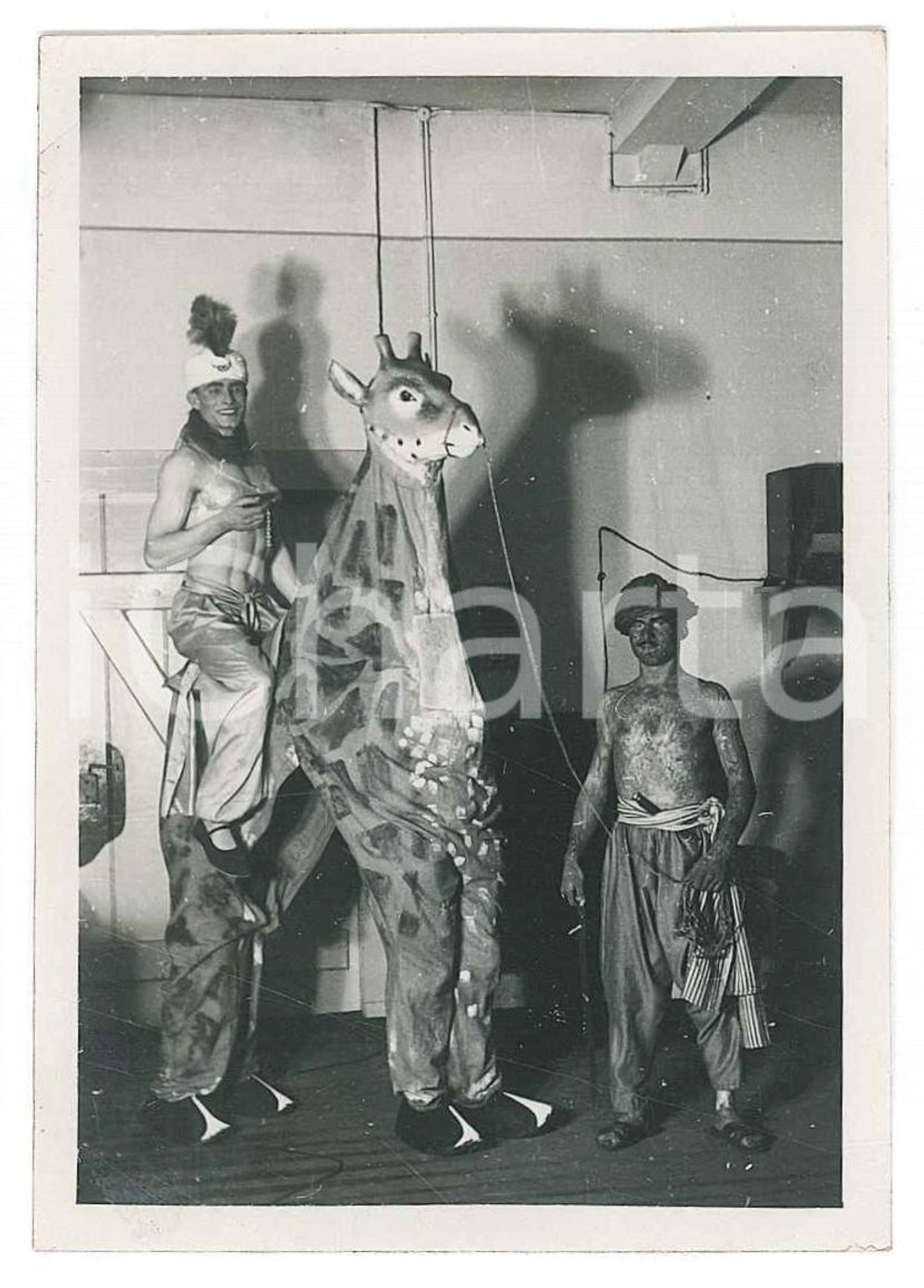 Fotografia d epoca originale 1940 ca WW2 GERMANIA  CARNEVALE  Soldati in costume esotico Foto 6x9 cm 1