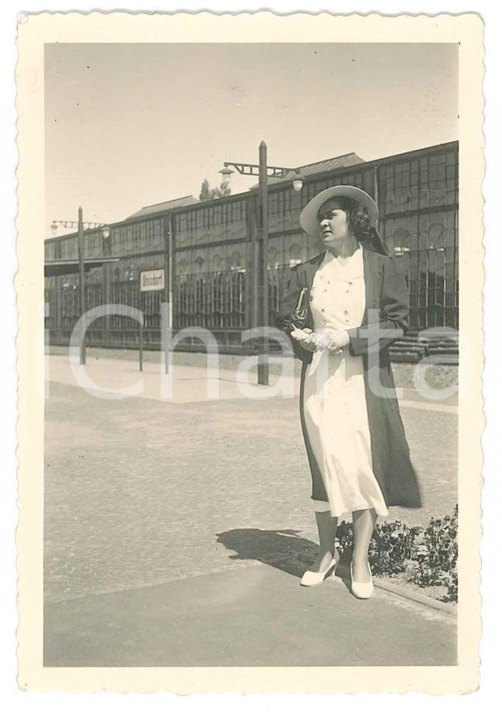 Fotografia d epoca originale 1940 ca WW2 GERMANIA Donna alla stazione  Foto COSTUME 6x9 cm 1