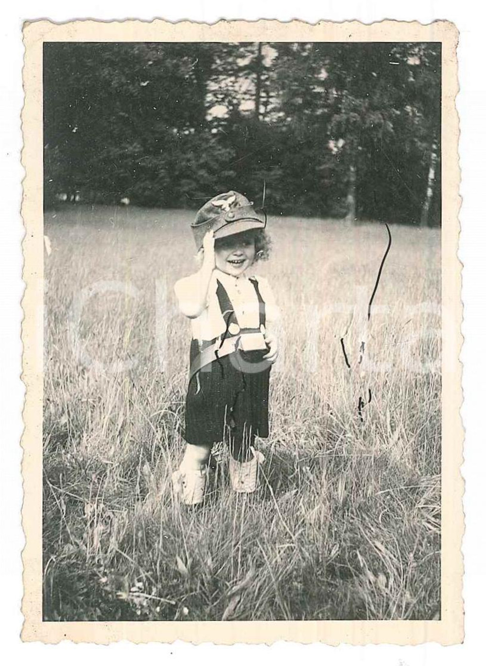 Fotografia d epoca originale 1940 ca WW2 GERMANIA Bambina con berretto militare  Foto 6x9 cm 1