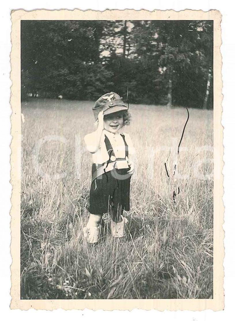 Fotografia d epoca originale 1940 ca WW2 GERMANIA Bambina con berretto militare  Foto 6x9 cm 1
