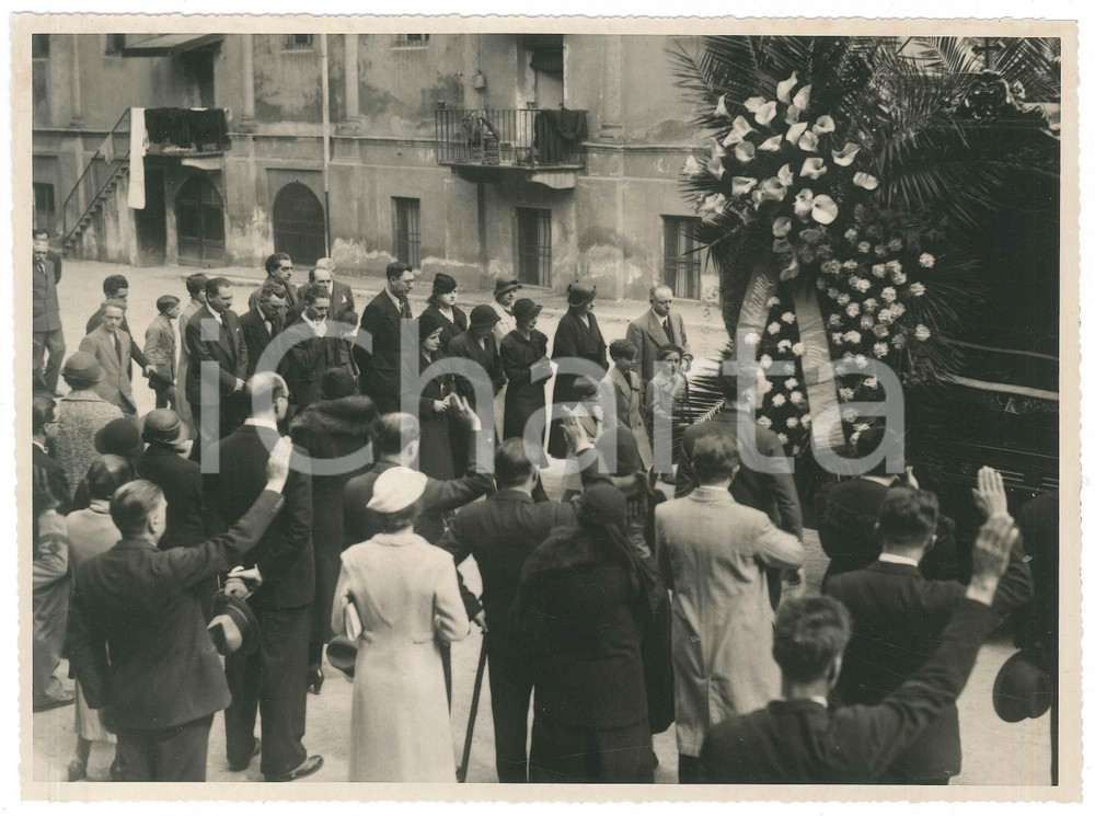 Fotografia d epoca originale 1940 ca MILANO Via Francesco Sforza  Funerali 3 Fotografia 24x18 cm 1