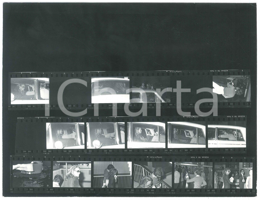 Fotografia d epoca originale 1970 ca ITALIA Ursula ANDRESS paparazzata in auto  Foto 15 provini 24x18 cm 1
