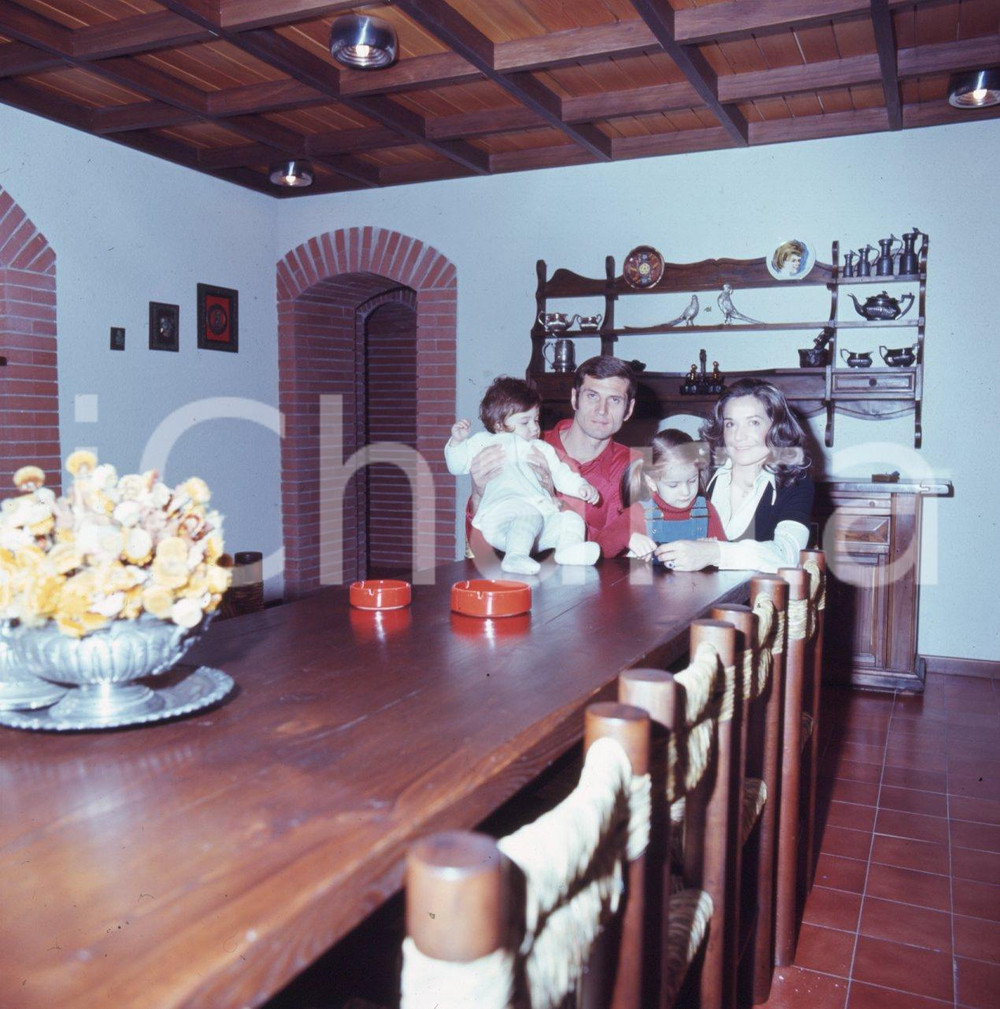 Fotografia d epoca originale 6X6cm DIAPOSITIVA ORIGINALE  1975 ca Giacinto FACCHETTI con moglie e figli 1