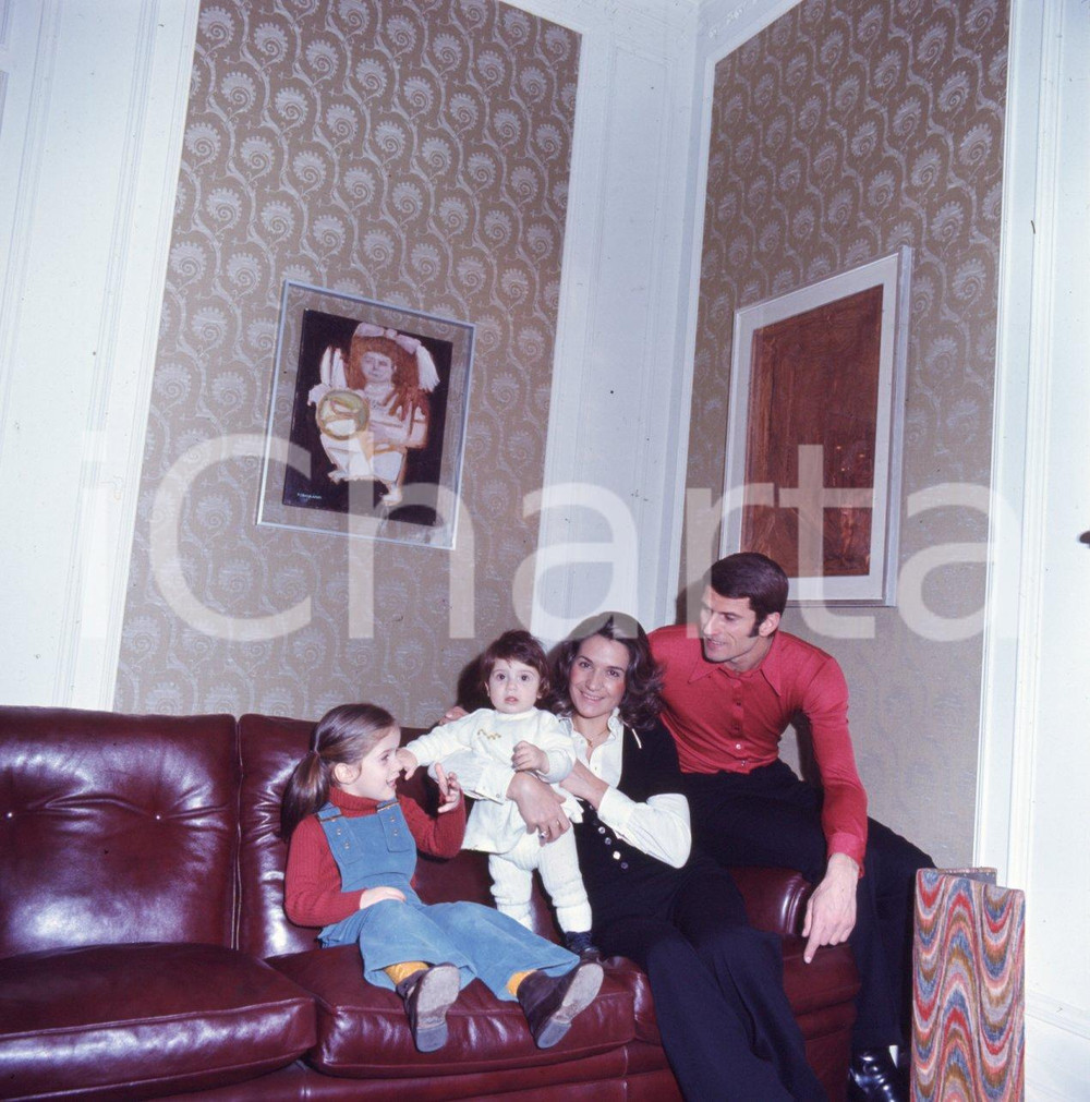 Fotografia d epoca originale 6X6cm DIAPOSITIVA ORIGINALE  1975 ca Giacinto FACCHETTI con moglie e figli 28 1