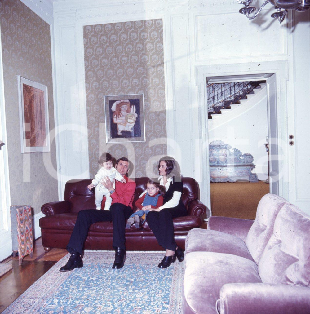 Fotografia d epoca originale 6X6cm DIAPOSITIVA ORIGINALE  1975 ca Giacinto FACCHETTI con moglie e figli 23 1