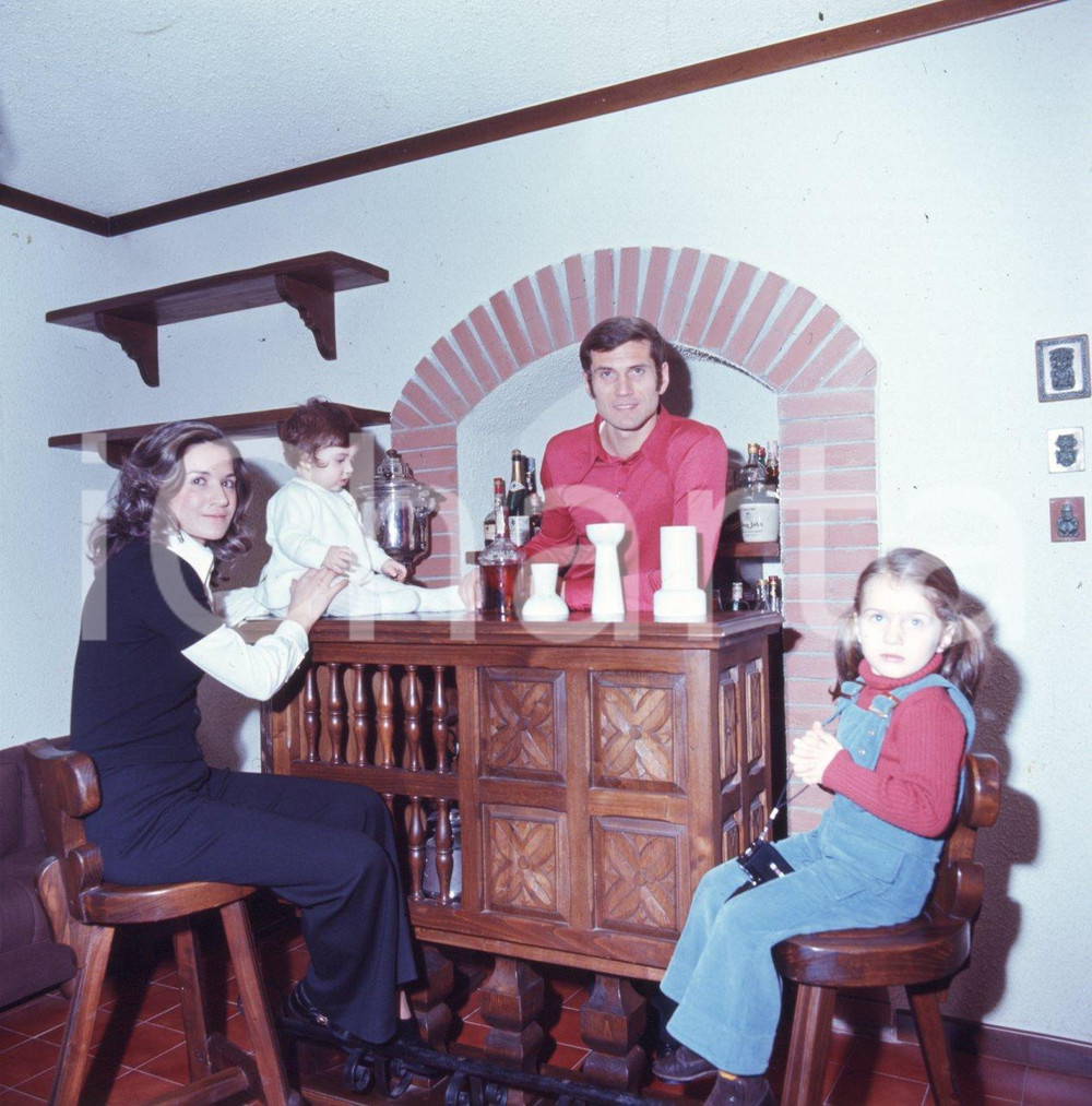 Fotografia d epoca originale 6X6cm DIAPOSITIVA ORIGINALE  1975 ca Giacinto FACCHETTI con moglie e figli 22 1