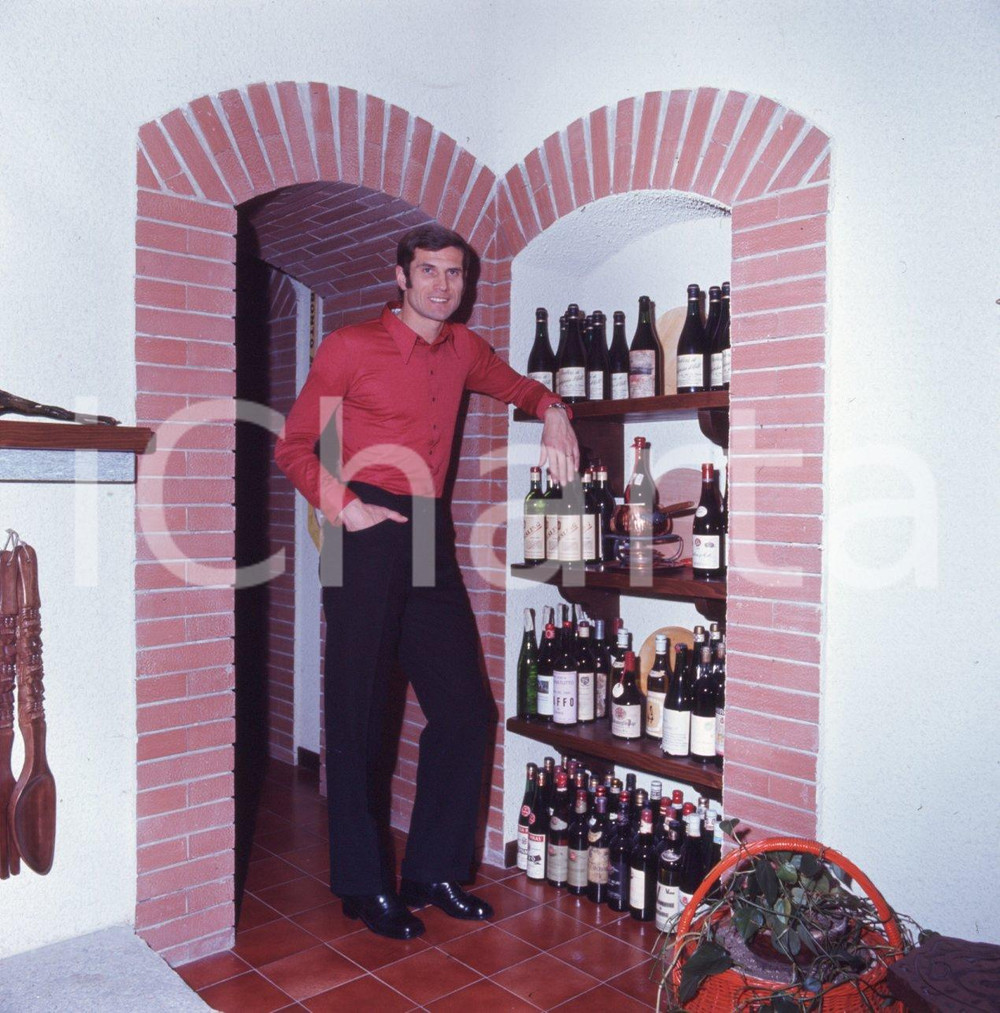 Fotografia d epoca originale 6X6cm DIAPOSITIVA ORIGINALE  1975 ca MILANO Giacinto FACCHETTI nella sua casa 1