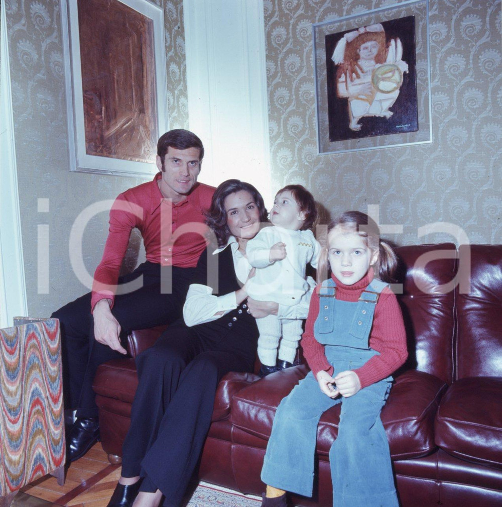 Fotografia d epoca originale 6X6cm DIAPOSITIVA ORIGINALE  1975 ca Giacinto FACCHETTI con moglie e figli 21 1