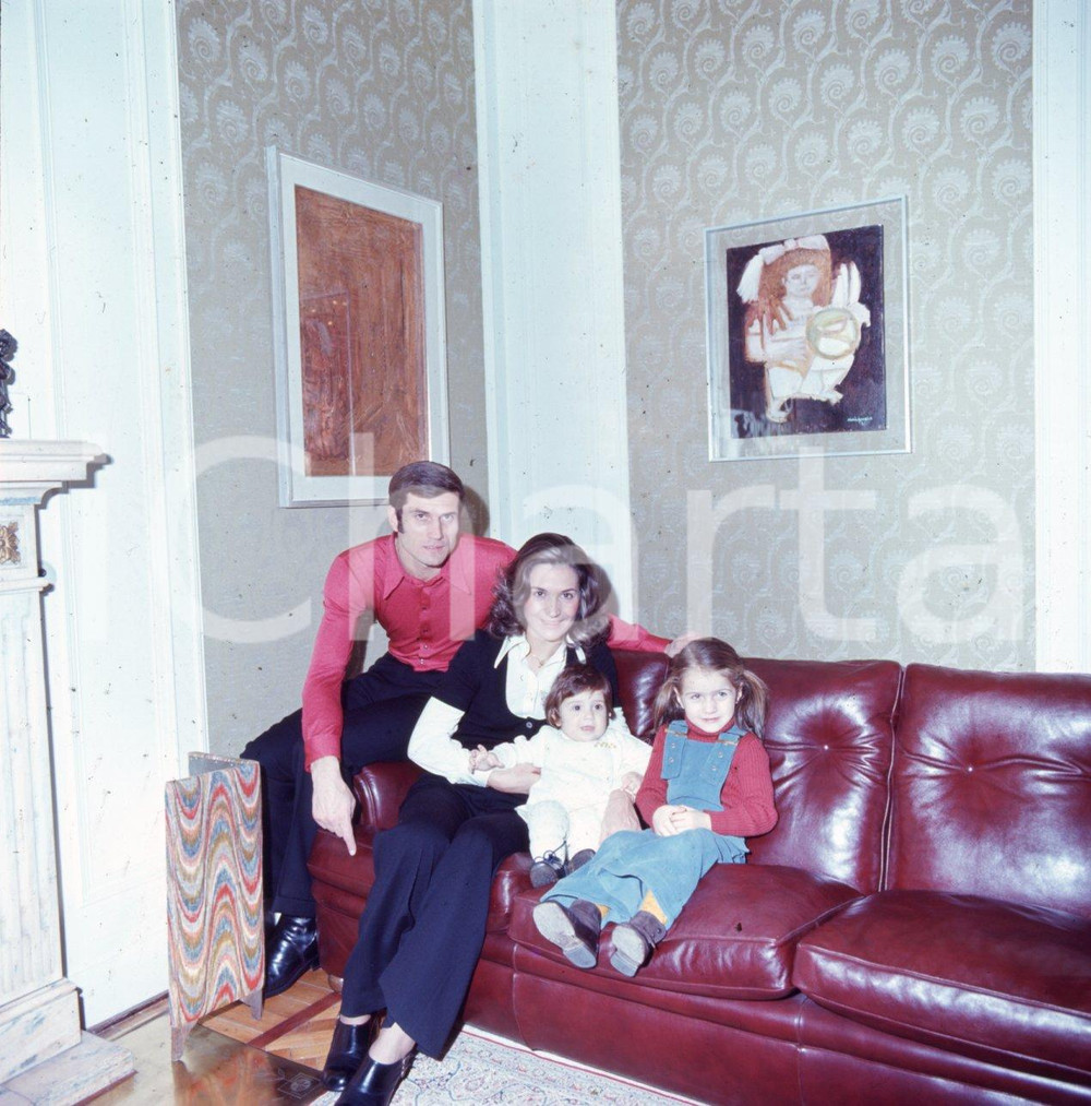 Fotografia d epoca originale 6X6cm DIAPOSITIVA ORIGINALE  1975 ca Giacinto FACCHETTI con moglie e figli 20 1